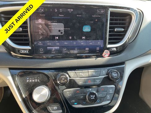 Used 2024 Chrysler Pacifica Touring-L image 13