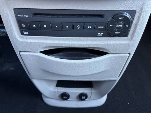 Used 2013 Chrysler Town & Country Touring-L w/ Entertainment Group #2 FWD image 19