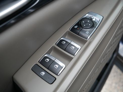 Used 2025 Kia Carnival FWD image 19