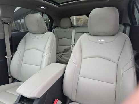 Used 2021 Cadillac XT4 Luxury w/ Cold Weather Package image 9