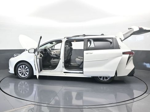 Used 2021 Toyota Sienna XLE image 77