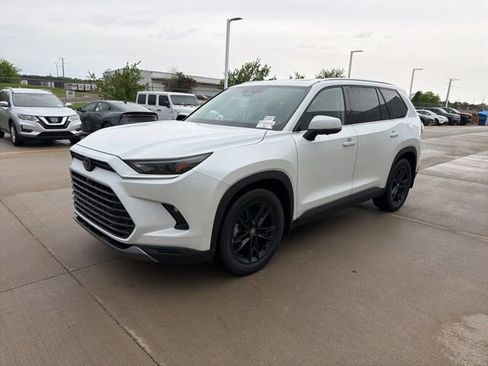Used 2024 Toyota Grand Highlander AWD image 3