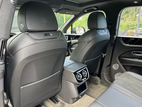 Used 2023 Bentley Bentayga image 30
