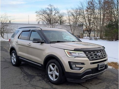 Used 2017 Ford Explorer XLT w/ Equipment Group 202A image 2