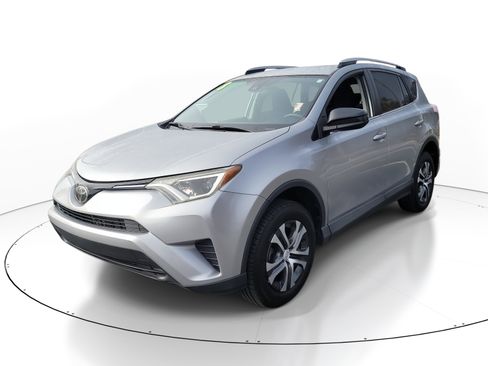 Used 2018 Toyota RAV4 LE image 3