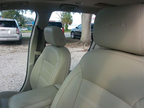 Used 2019 GMC Acadia Denali w/ Technology Package FWD image 14