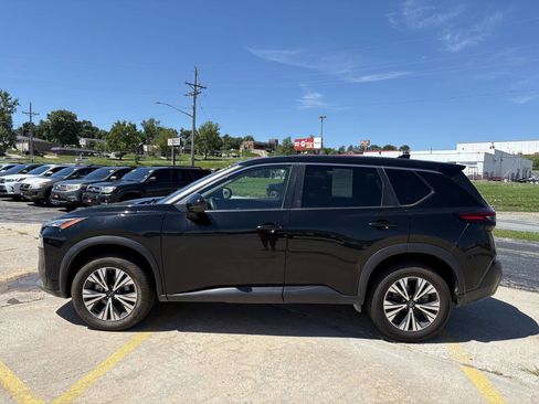 Used 2022 Nissan Rogue SV image 3