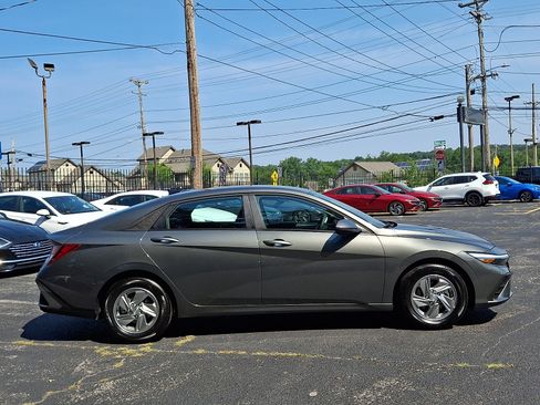 Certified 2026 Hyundai Elantra SE FWD image 7