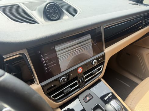 Certified 2024 Porsche Macan AWD/4WD image 31