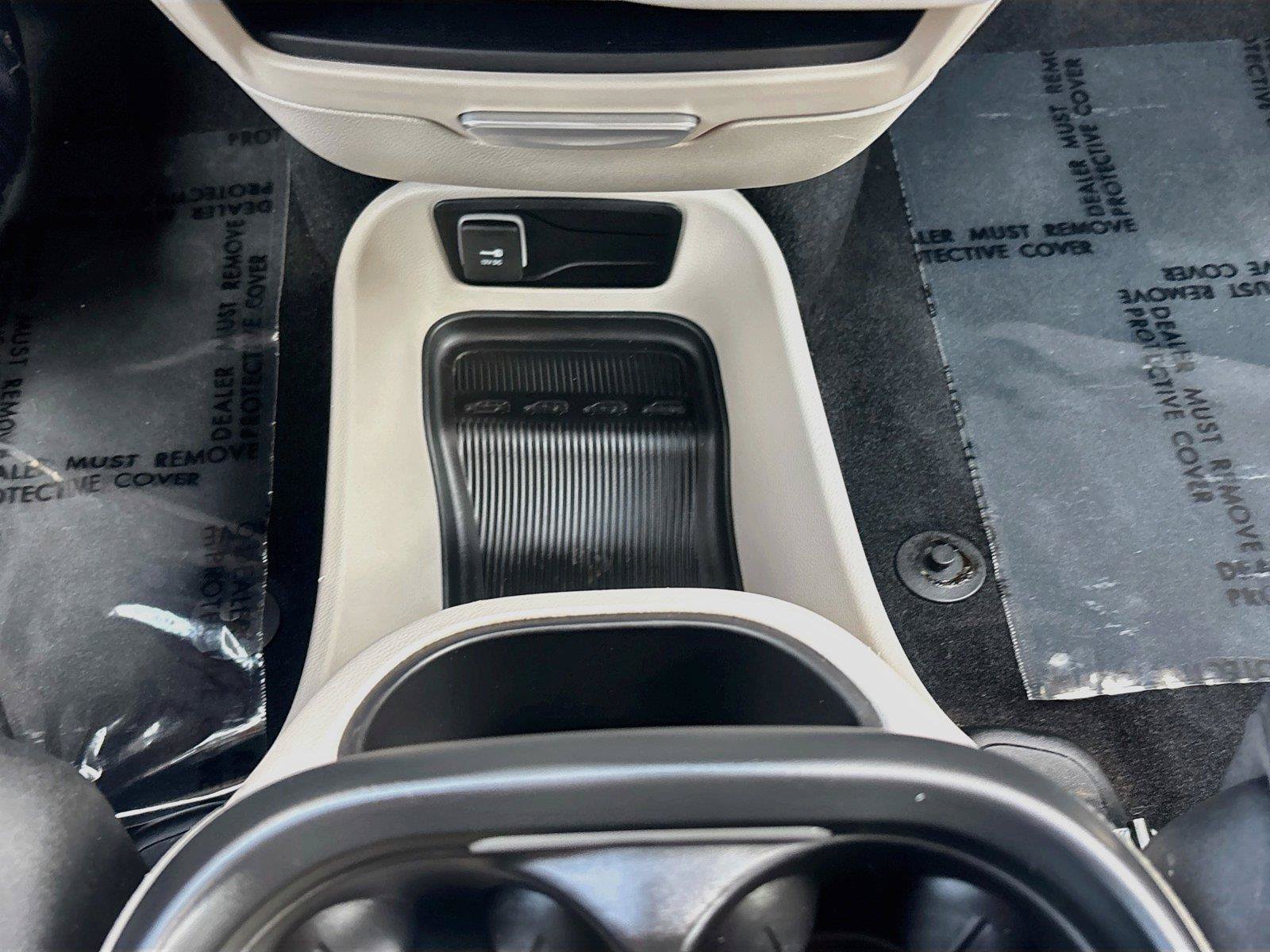 Used 2023 Chrysler Pacifica Touring-L FWD image 12