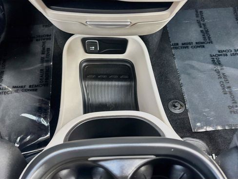 Used 2023 Chrysler Pacifica Touring-L FWD image 12
