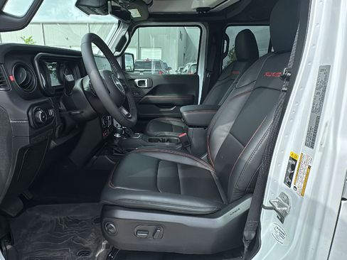 Certified 2025 Jeep Wrangler Unlimited Rubicon w/ Convenience Group image 17