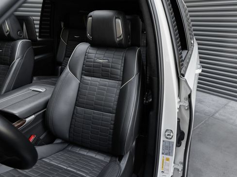 Used 2025 Cadillac Escalade ESV Premium Luxury Platinum AWD/4WD image 5