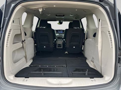 Used 2021 Chrysler Pacifica Touring FWD image 8