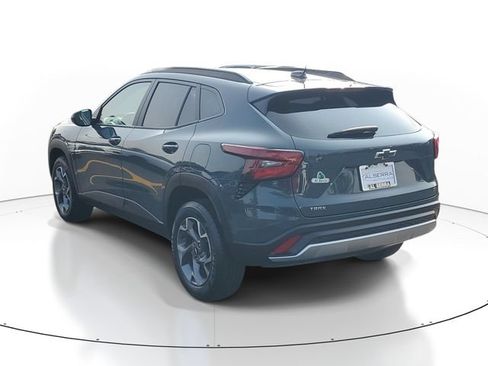 Used 2025 Chevrolet Trax LT w/ Driver Confidence Package FWD image 3