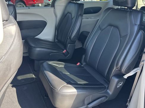 Used 2024 Chrysler Pacifica Touring-L FWD image 37
