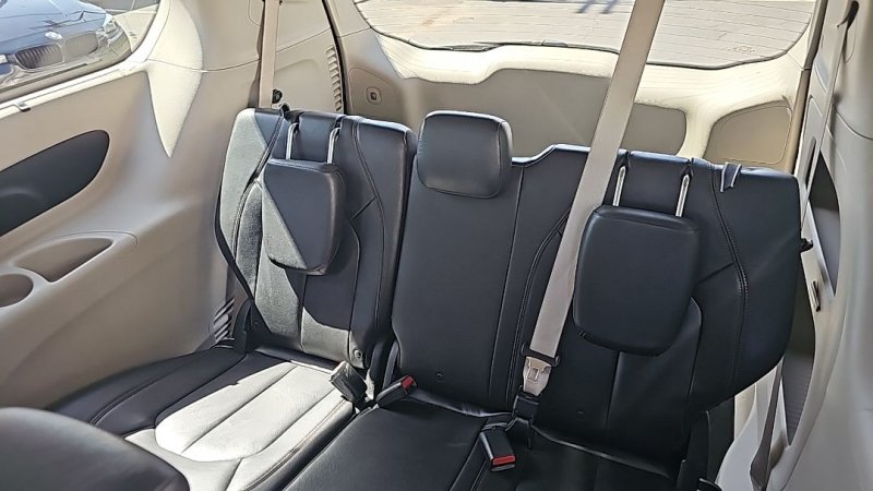 Used 2017 Chrysler Pacifica Touring-L w/ Tire & Wheel Group FWD image 13