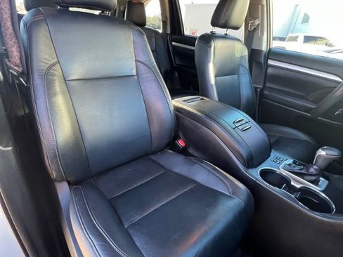 Used 2019 Toyota Highlander XLE image 22