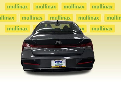 Used 2025 Hyundai Elantra SEL image 7