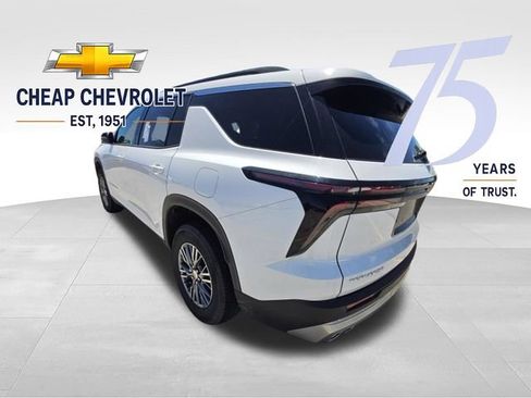 Used 2025 Chevrolet Traverse LT FWD image 3