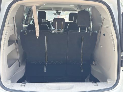 Used 2023 Chrysler Pacifica Touring-L FWD image 18