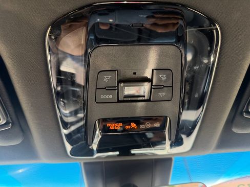 Used 2022 Toyota Venza XLE AWD/4WD image 23