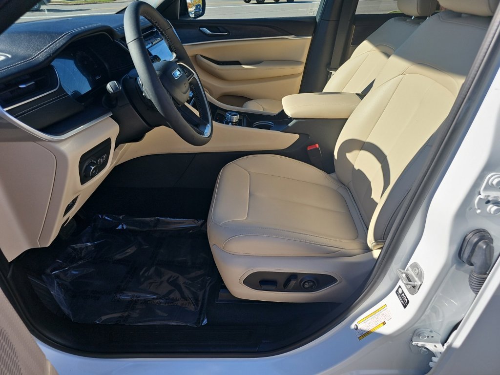 Certified 2025 Jeep Grand Cherokee Limited AWD/4WD image 14