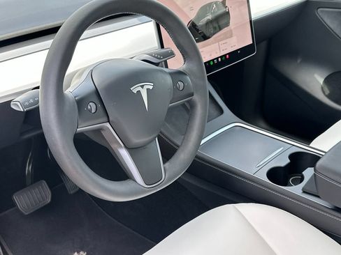 Used 2024 Tesla Model Y Long Range RWD image 7