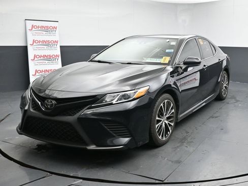Used 2020 Toyota Camry SE image 4