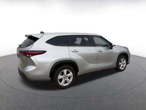 Used 2025 Toyota Highlander LE FWD image 13