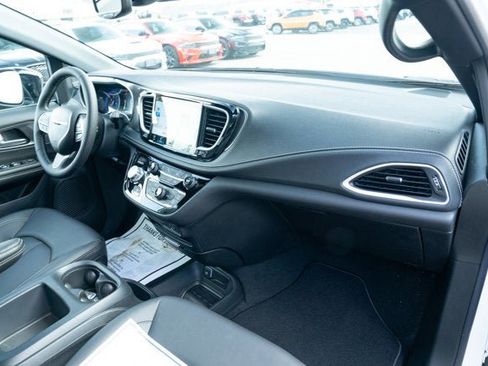 New 2026 Chrysler Pacifica Select image 38