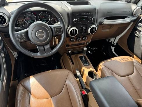 Used 2013 Jeep Wrangler Unlimited Rubicon w/ Connectivity Group AWD/4WD image 9