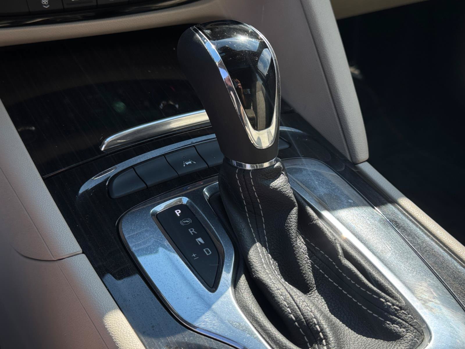 Used 2018 Buick Regal Essence w/ Driver Confidence Package #1 FWD image 18