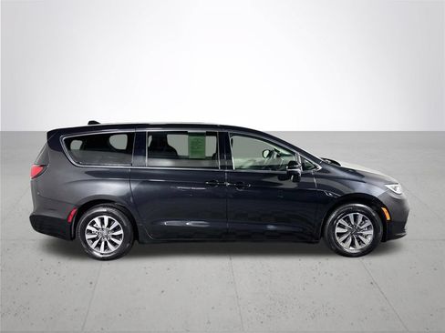 Used 2023 Chrysler Pacifica Touring-L FWD image 5