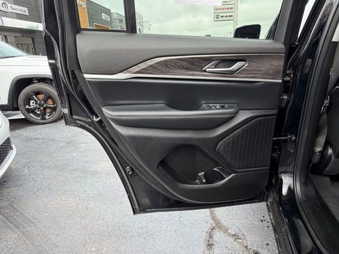 Used 2023 Jeep Grand Cherokee Limited AWD/4WD image 19