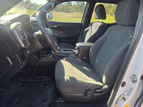 Used 2018 Toyota Tacoma TRD Sport AWD/4WD image 11