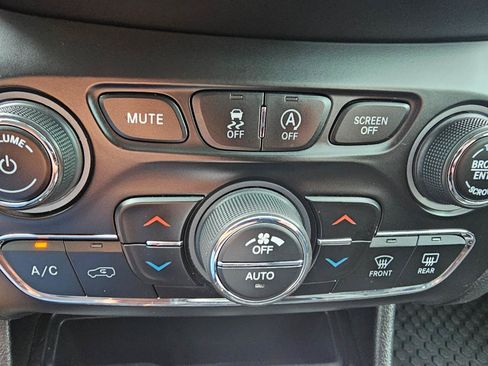 Used 2020 Jeep Cherokee Latitude Plus w/ Comfort/Convenience Group AWD/4WD image 40