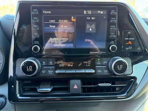 Used 2021 Toyota Highlander LE image 25