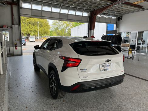 Used 2024 Chevrolet Trax RS w/ Sunroof Package image 6