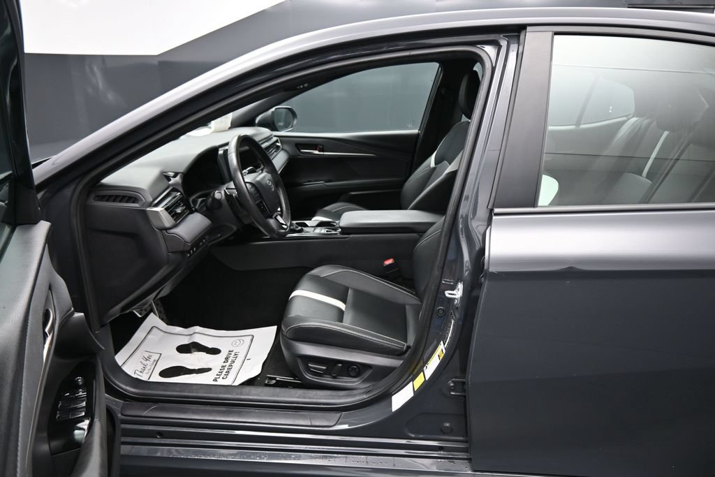 Used 2025 Toyota Camry SE FWD image 9