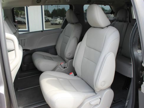 Used 2020 Toyota Sienna XLE AWD/4WD image 20