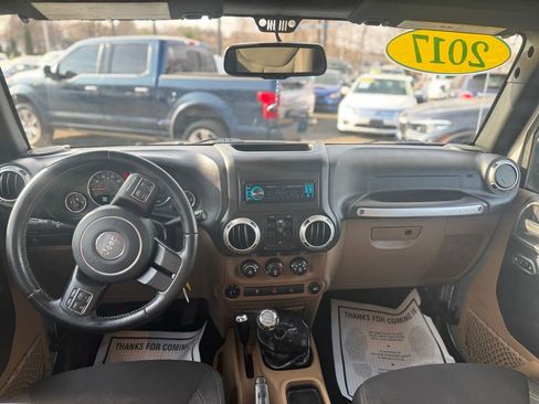 Used 2017 Jeep Wrangler Unlimited Rubicon w/ Connectivity Group AWD/4WD image 30