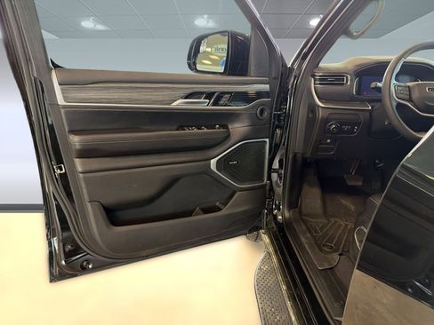 Used 2023 Jeep Wagoneer L Series III w/ Preferred Equipment Group image 19