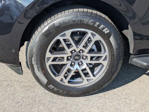 Certified 2025 Ford Expedition Active image 10