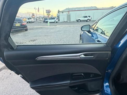 Used 2017 Ford Fusion SE w/ Fusion SE Technology Package FWD image 22