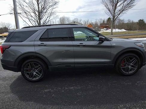 Used 2025 Ford Explorer ST-Line w/ ST-Line Street Pack image 9