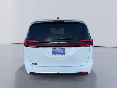 Used 2023 Chrysler Pacifica Touring-L FWD image 4