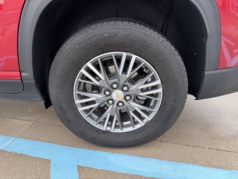 Used 2025 Chevrolet Traverse LT image 5