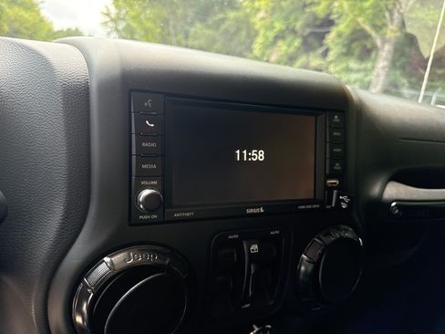Used 2017 Jeep Wrangler Unlimited Rubicon AWD/4WD image 28