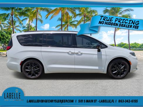 Used 2025 Chrysler Pacifica Limited FWD image 2